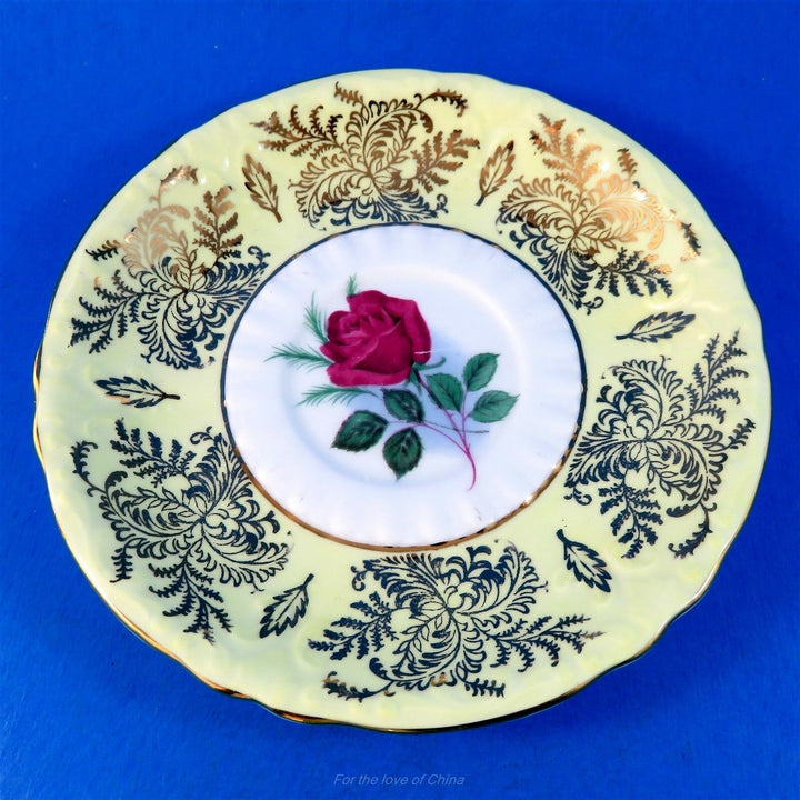 パラゴン　イエローとゴールドの縁にディープレッドの薔薇のカップ&ソーサー