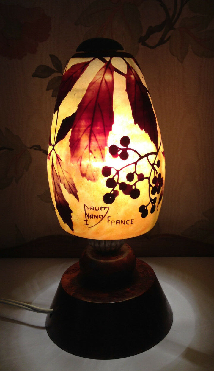 Daum Nancy : lampe en verre multicouches à décor floral / pied en bois précieux