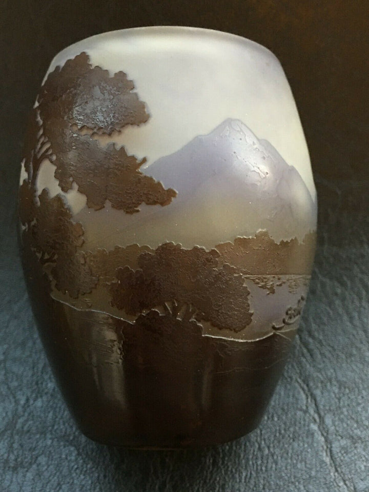 エミールガレ　山岳風景と小さな古屋が描かれた花瓶