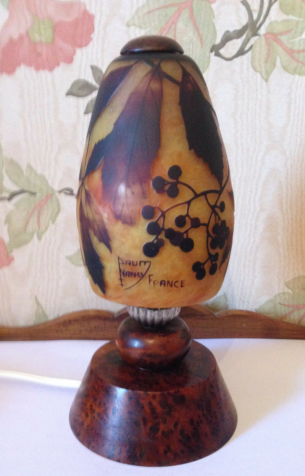 Daum Nancy : lampe en verre multicouches à décor floral / pied en bois précieux