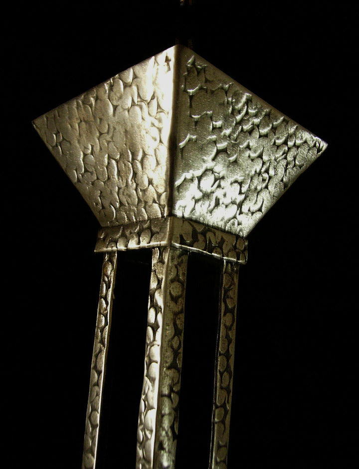 MULLER FRÈRES: SUSPENSION ART DÉCO EN FER FORGÉ ET GLOBE EN VERRE PRESSÉ 1930