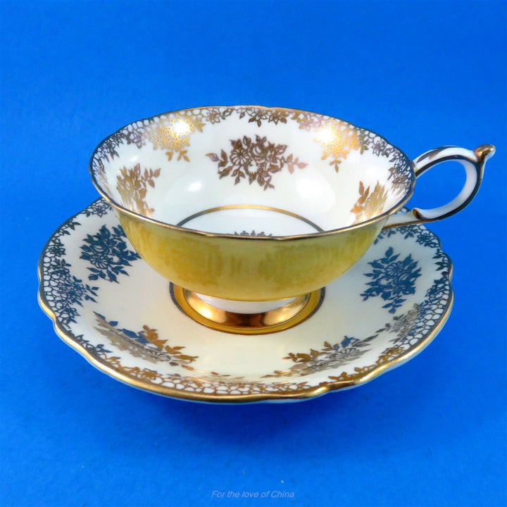 パラゴン　鮮やかなイエローエクステリアにベージュ地とゴールドのカップ&ソーサー