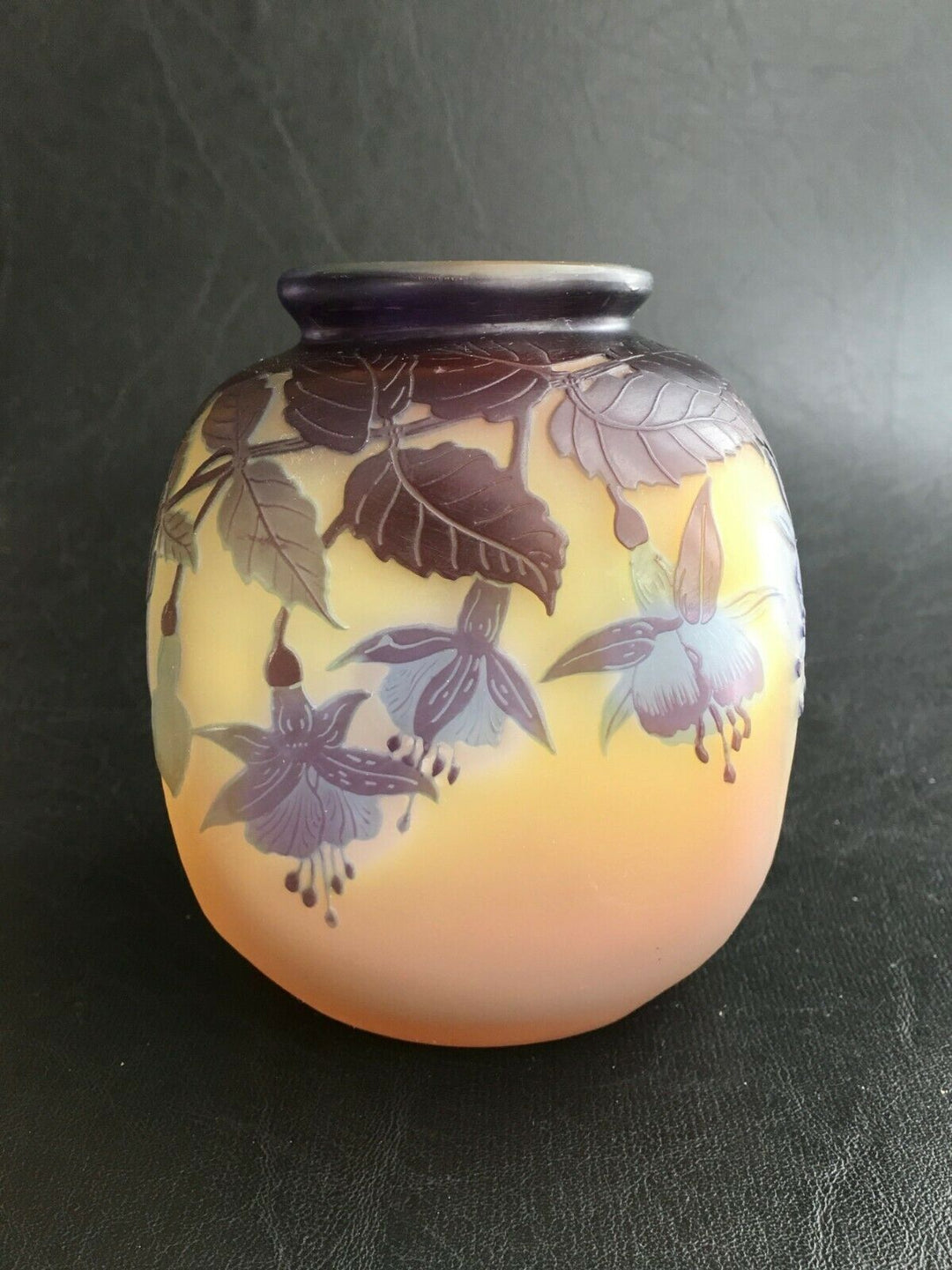 エミールガレ　フクシアの花が描かれたスクエア型の花瓶