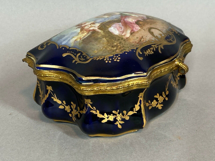 19th Century French Sèvre Porcelain Box. WORLDWIDE FREE SHIPPING