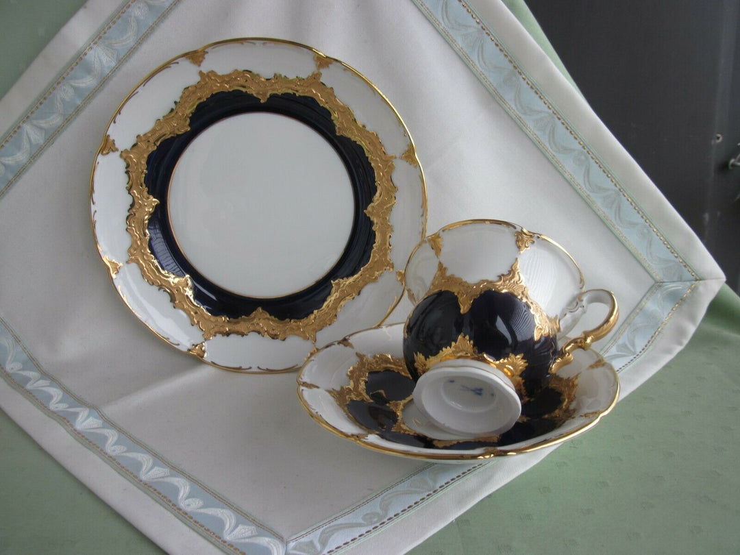 Schöne Meissen Kaffee-Sammeltasse in B-Form mit Kobalt und Gold