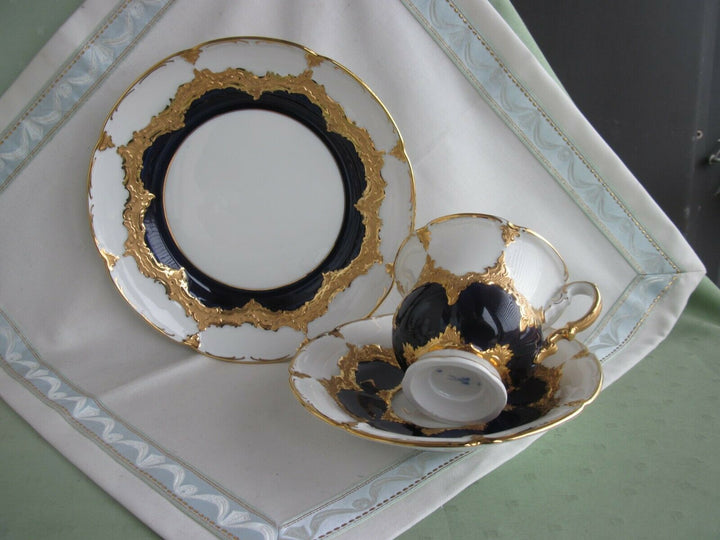 Schöne Meissen Kaffee-Sammeltasse in B-Form mit Kobalt und Gold