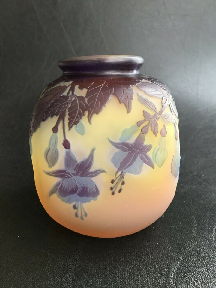 エミールガレ　フクシアの花が描かれたスクエア型の花瓶