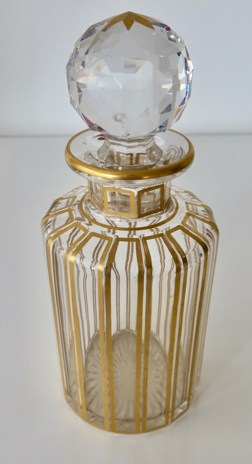 Ancien flacon de toilette en cristal de Baccarat cannelures or Hauteur env 19 cm