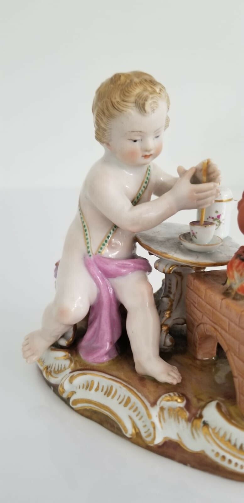 マイセン人形/フィギュリン　チョコレート職人の天使 四大元素シリーズ『火の寓意』ヨハン・ヨアヒム・ケンドラー原型作（1860年ころ）