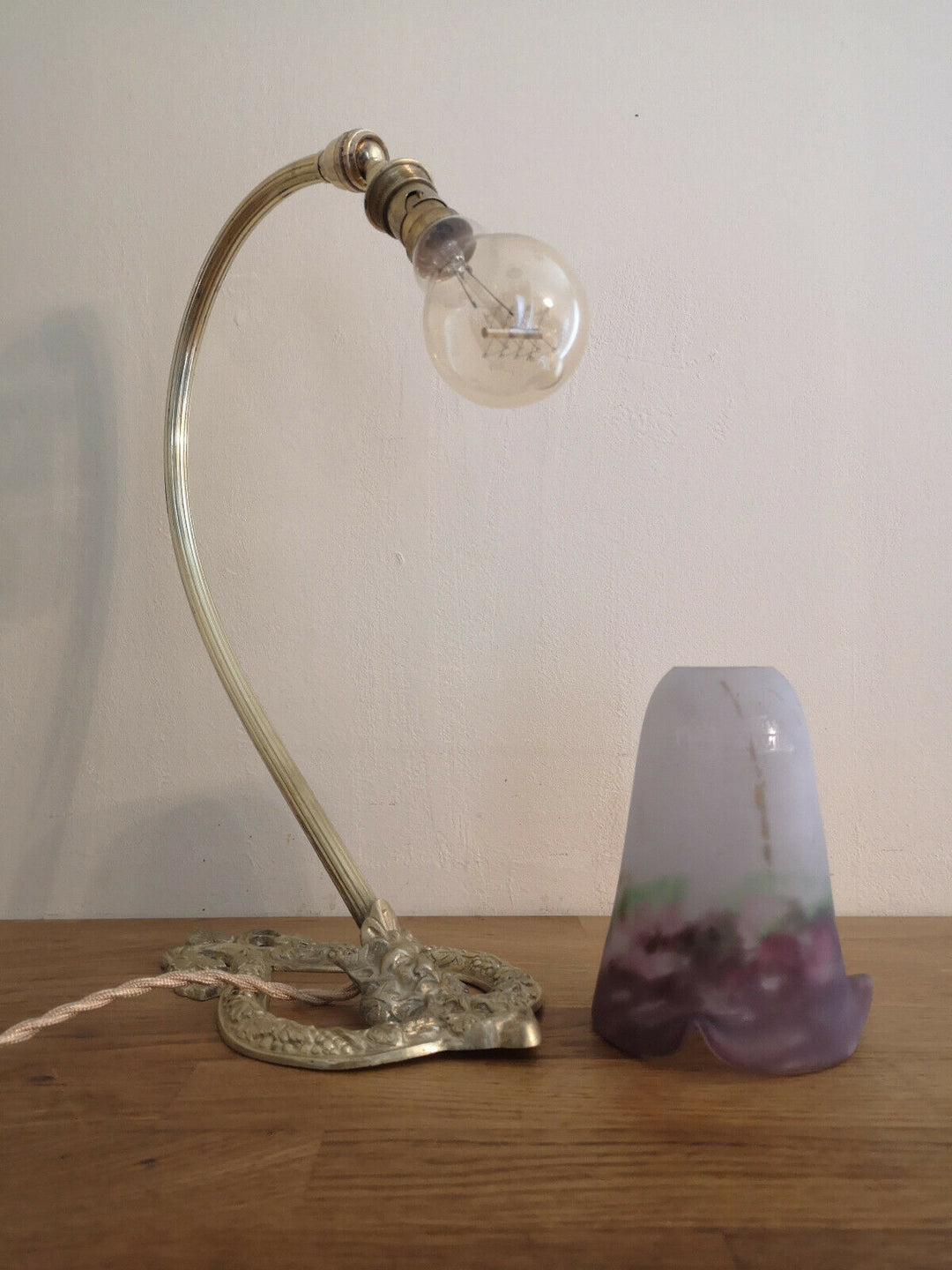 LAMPE ART DECO EN BRONZE. TULIPE EN PATE DE VERRE SIGNEE MULLER FRERES.