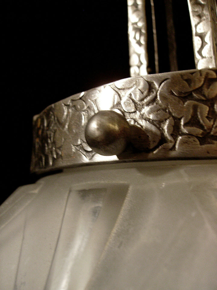 MULLER FRÈRES: SUSPENSION ART DÉCO EN FER FORGÉ ET GLOBE EN VERRE PRESSÉ 1930