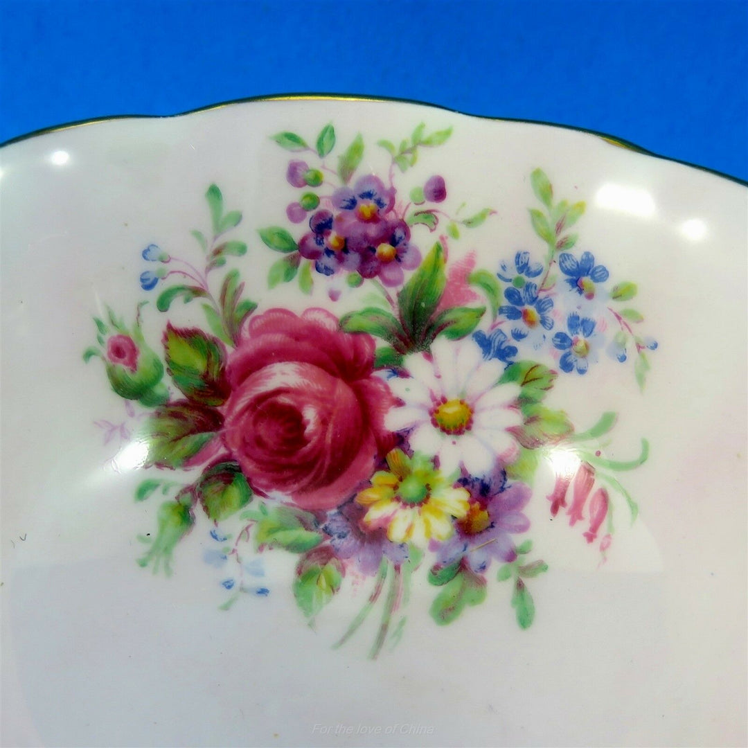 パラゴン　淡いピンク地に華やかなフローラルブーケのカップ&ソーサー