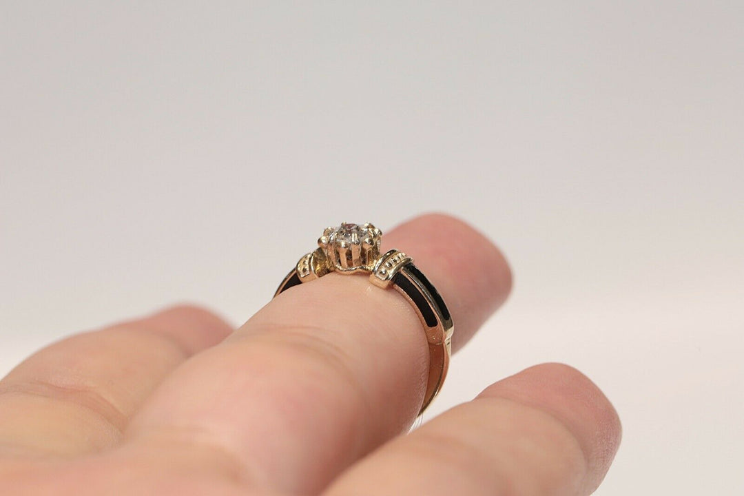 ヴィクトリアンスタイル 14K ナチュラルダイヤモンドとエメラルドのソリテールリング