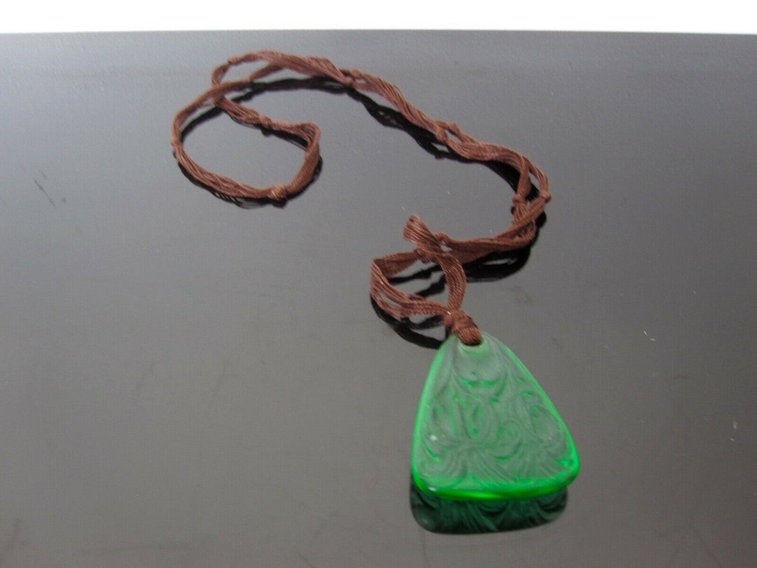 René Lalique : ancien pendentif vert émeraude signé R Lalique. Lys pendant.