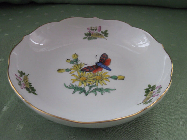 Schöne Meissen Schale mit Schmetterlings und Raupen-Dekor
