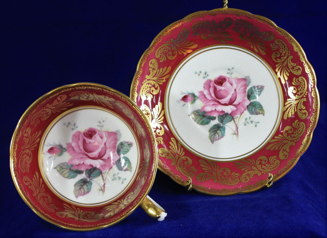 パラゴン　ピンクローズと金彩のロココ文様のレッドカップ＆ソーサー