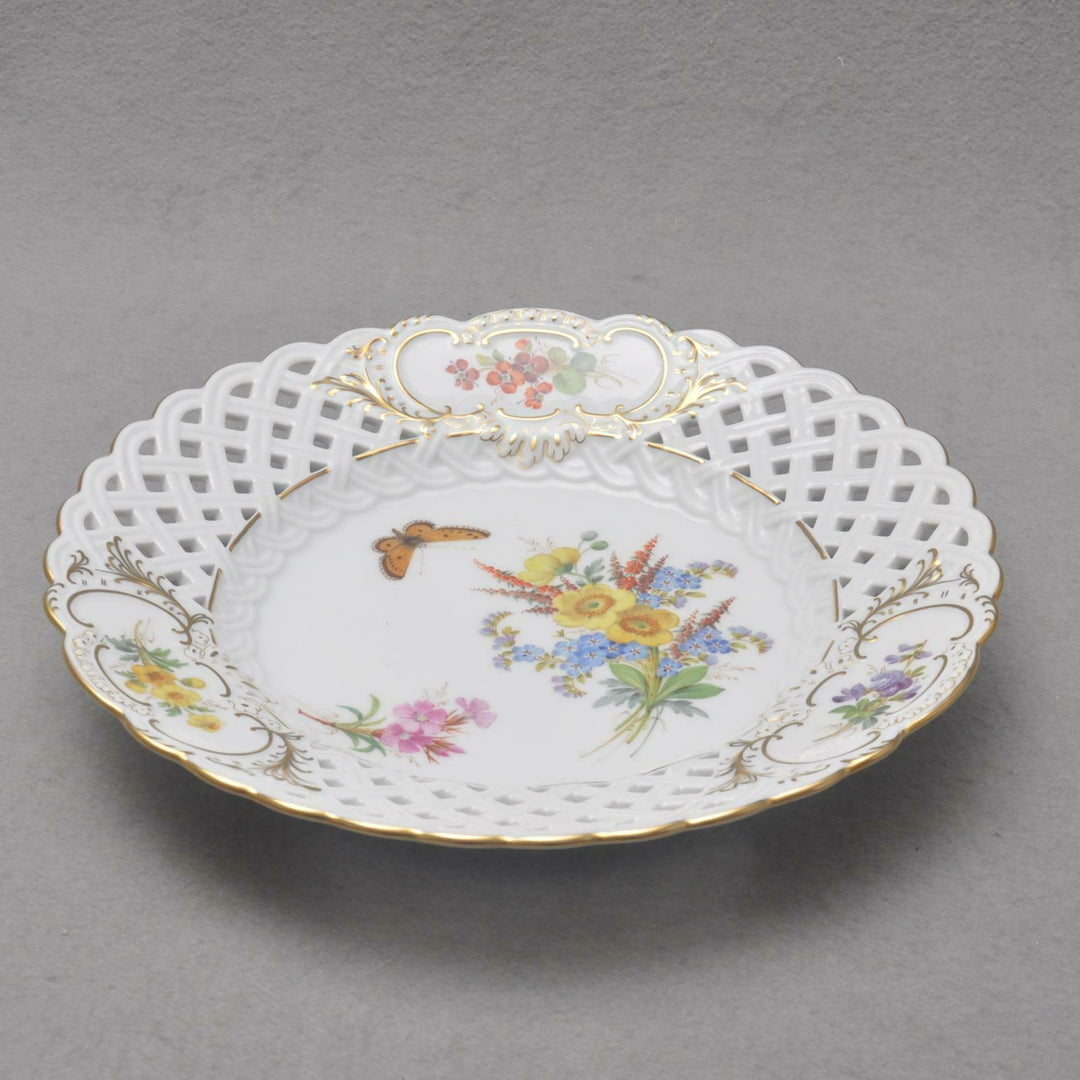 Meissen Durchbruchteller Schale, naturalistische Blumenmalerei Schmetterling 1.W
