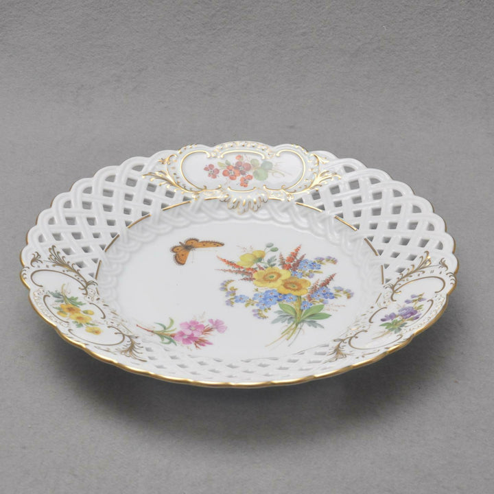 Meissen Durchbruchteller Schale, naturalistische Blumenmalerei Schmetterling 1.W