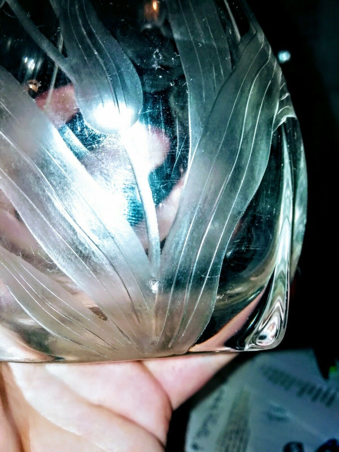 Baccarat. Paire de vases en cristal, à décor gravé à l'acide (rose, iris), 1900.
