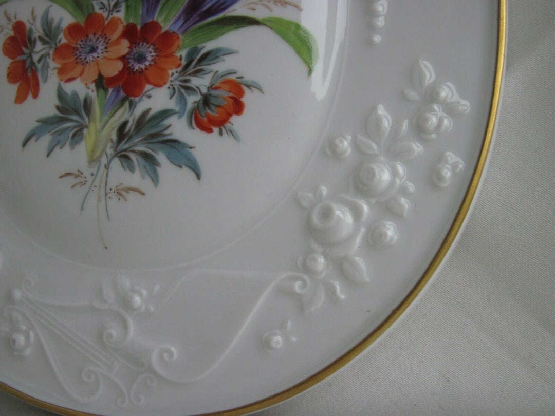 Schöne große Meissen Bildplatte mit vielen Blumen und Gold