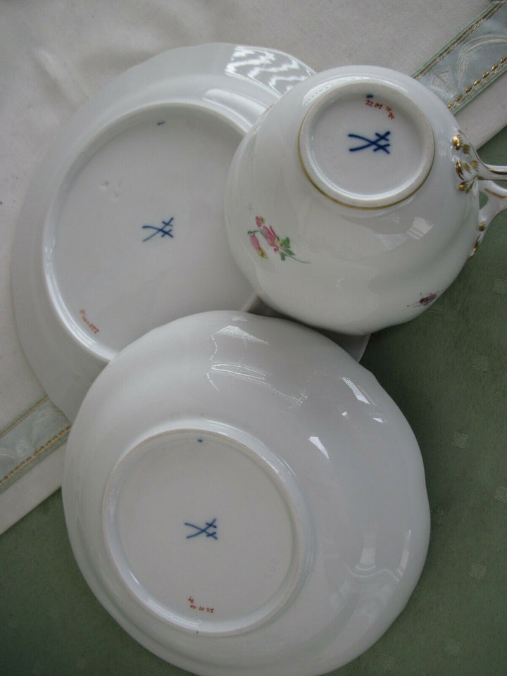 Schöne Meissen Kaffee-Sammeltasse mit vielen Blumen, Insekten-Malerei und Gold