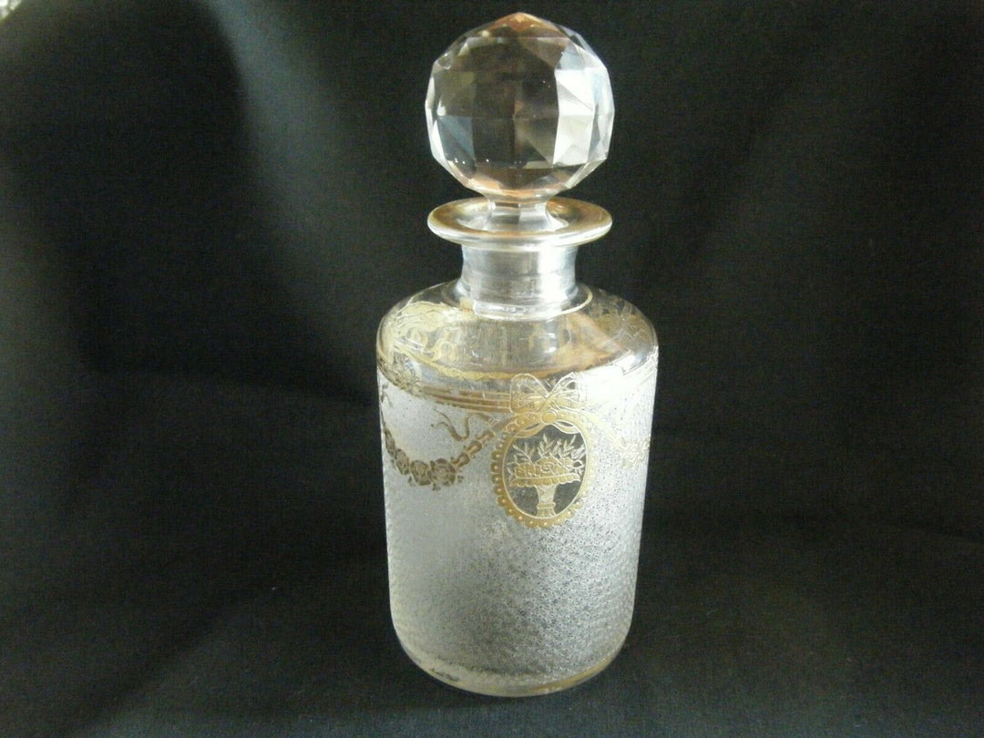 Ancien grand flacon de toilette en cristal Baccarat ou Saint Louis décor doré