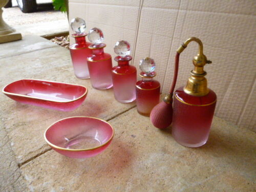4 FLACONS A PARFUM ANCIENS + 2 COUPELLES ET 1 VAPO CRISTAL BACCARAT