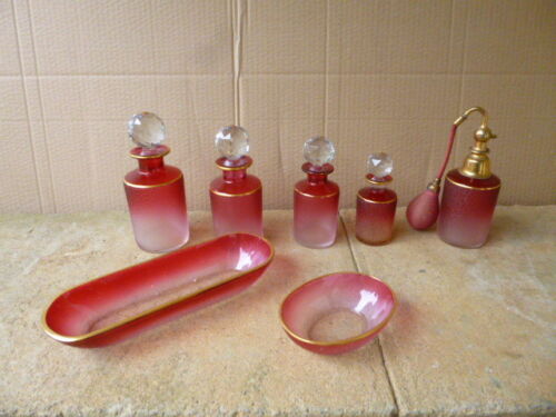 4 FLACONS A PARFUM ANCIENS + 2 COUPELLES ET 1 VAPO CRISTAL BACCARAT