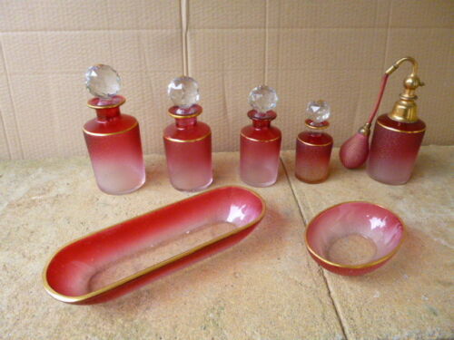 4 FLACONS A PARFUM ANCIENS + 2 COUPELLES ET 1 VAPO CRISTAL BACCARAT