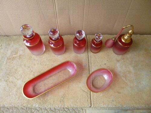 4 FLACONS A PARFUM ANCIENS + 2 COUPELLES ET 1 VAPO CRISTAL BACCARAT