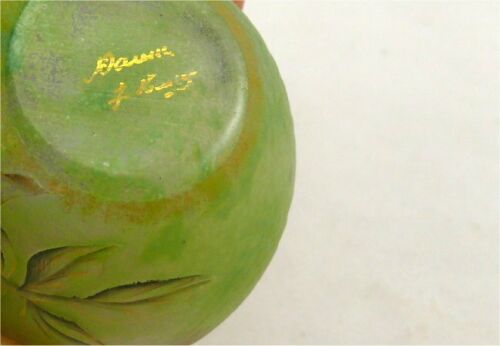 Daum, vase miniature multicouche, dégagé à l'acide, émaillé, doré, signé, intact