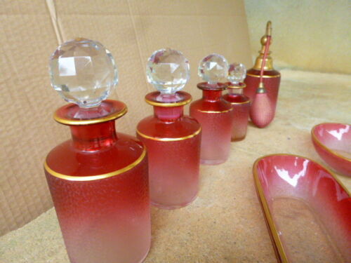 4 FLACONS A PARFUM ANCIENS + 2 COUPELLES ET 1 VAPO CRISTAL BACCARAT