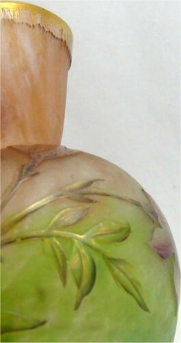 Daum, vase miniature multicouche, dégagé à l'acide, émaillé, doré, signé, intact
