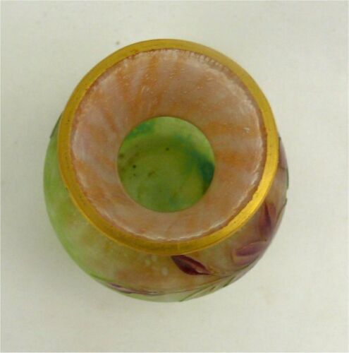 Daum, vase miniature multicouche, dégagé à l'acide, émaillé, doré, signé, intact
