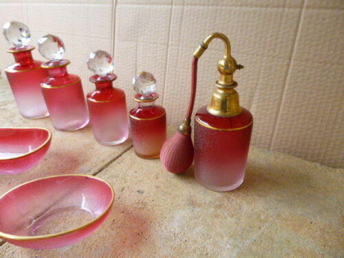 4 FLACONS A PARFUM ANCIENS + 2 COUPELLES ET 1 VAPO CRISTAL BACCARAT