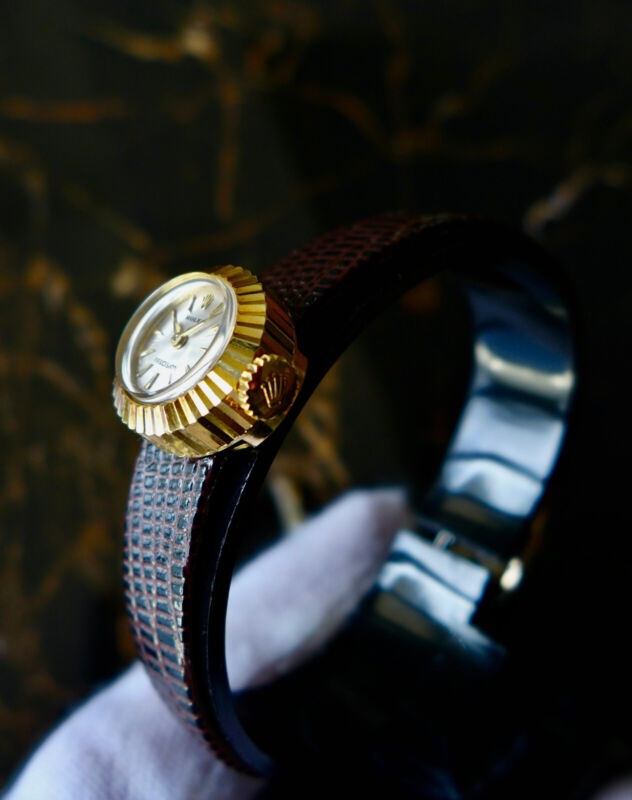 A BEAUTIFUL VINTAGE CIRCA 1960s PETITE LADIES ROLEX "CHAMELEON" 18K GOLD