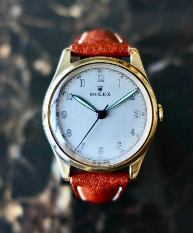A BEAUTIFUL VINTAGE 9ct GOLD 1945 MID-SIZE ROLEX WRISTWATCH IN 9K GOLD