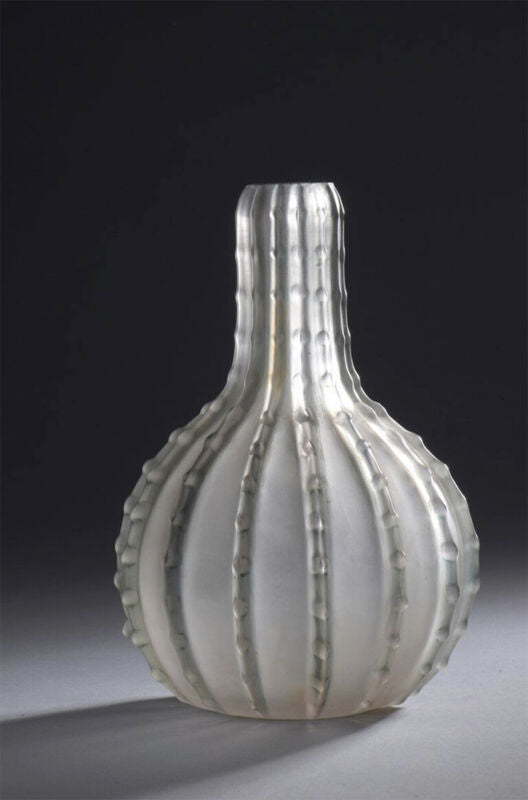 René LALIQUE: ""Lace"" Vase - 1912-