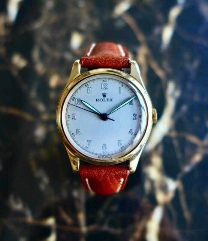 A BEAUTIFUL VINTAGE 9ct GOLD 1945 MID-SIZE ROLEX WRISTWATCH IN 9K GOLD