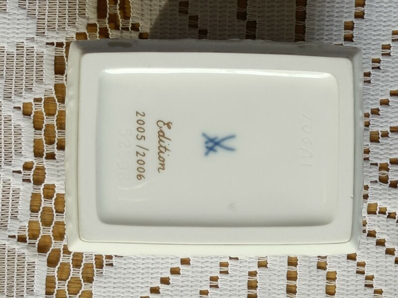 マイセン人形"横たわるパグ "をモチーフにした蓋物『犬のフィギュア』