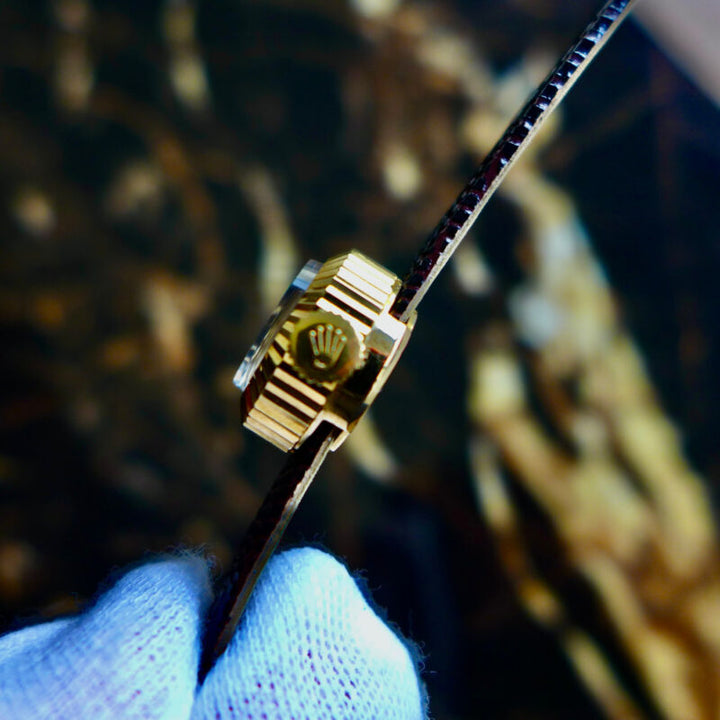 A BEAUTIFUL VINTAGE CIRCA 1960s PETITE LADIES ROLEX "CHAMELEON" 18K GOLD