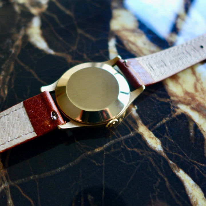A BEAUTIFUL VINTAGE 9ct GOLD 1945 MID-SIZE ROLEX WRISTWATCH IN 9K GOLD