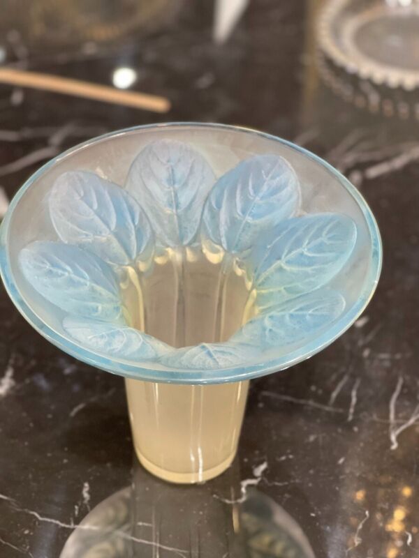 René Lalique: Purple Vase-