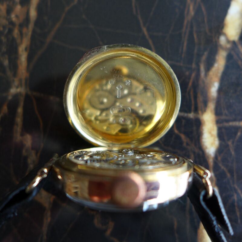 A VINTAGE 1922 GENTS MID-SIZE MILITARY ROLEX TRENCH OFFICERS WATCH IN 9ct GOLD