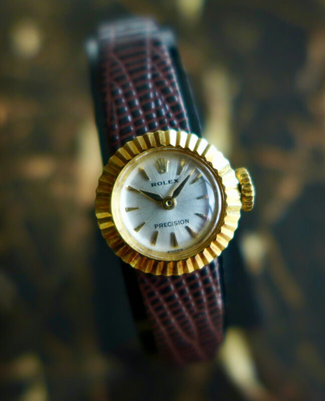 A BEAUTIFUL VINTAGE CIRCA 1960s PETITE LADIES ROLEX "CHAMELEON" 18K GOLD
