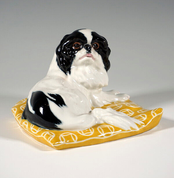 マイセン人形（フィギュリン）クッションの上に座る狆（ちん）犬