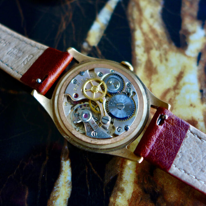 A BEAUTIFUL VINTAGE 9ct GOLD 1945 MID-SIZE ROLEX WRISTWATCH IN 9K GOLD