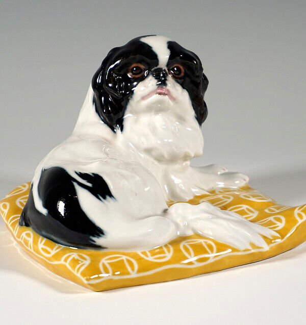 マイセン人形（フィギュリン）クッションの上に座る狆（ちん）犬