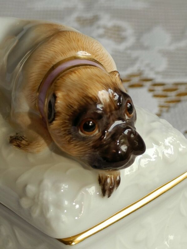 マイセン人形"横たわるパグ "をモチーフにした蓋物『犬のフィギュア』