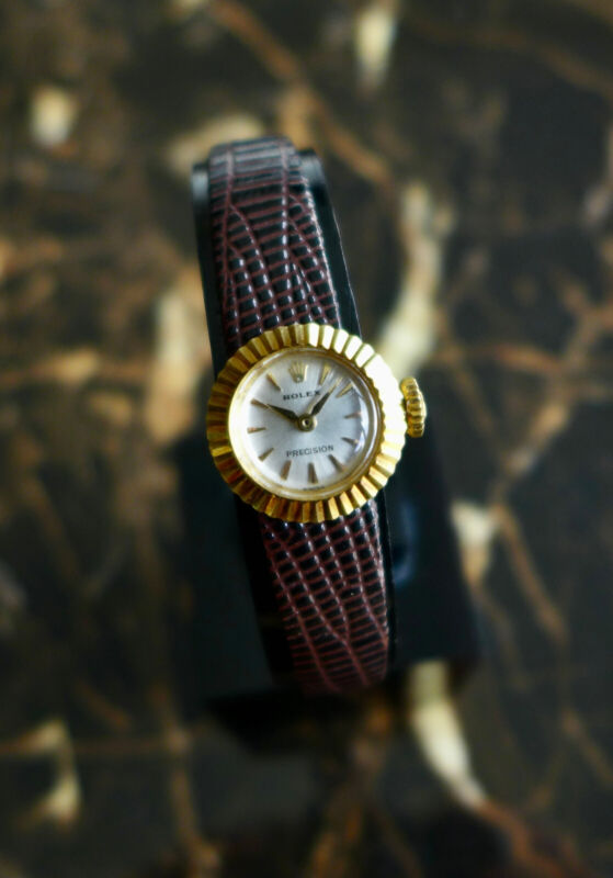 A BEAUTIFUL VINTAGE CIRCA 1960s PETITE LADIES ROLEX "CHAMELEON" 18K GOLD